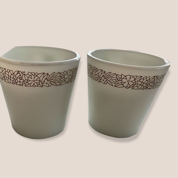 Set of 2 Vintage Woodland Print Pyrex Milk Cups - Picture 4 of 5